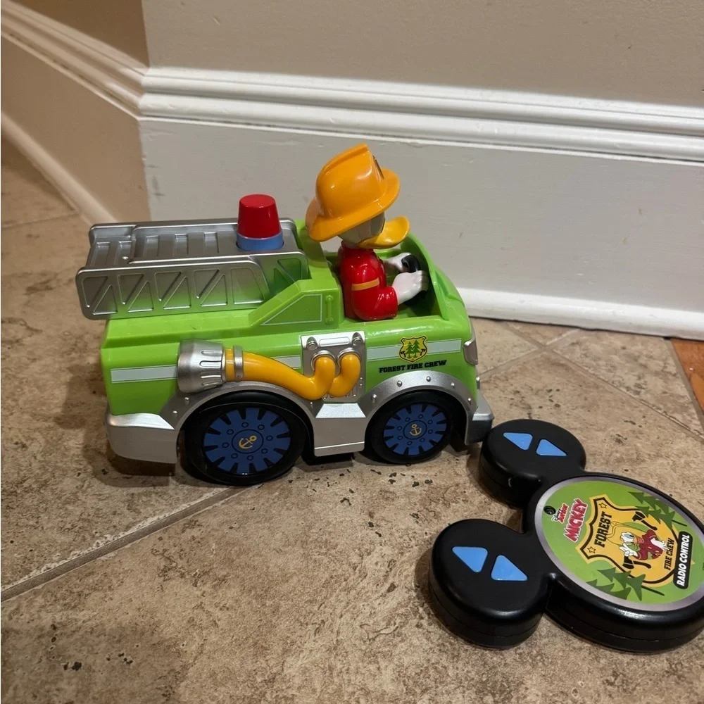 NWOT Disney Junior 9” RC Donald Duck FireTruck Forest Service Remote Control Car
